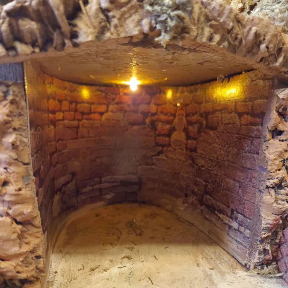 Borgo in legno e sughero con mulino e ruscello funzionanti per statue da 10-12 cm