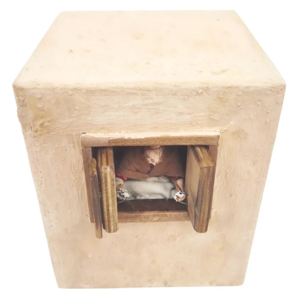 Animated 10 cm PVC Landi Woman Opening and Closing the Window
