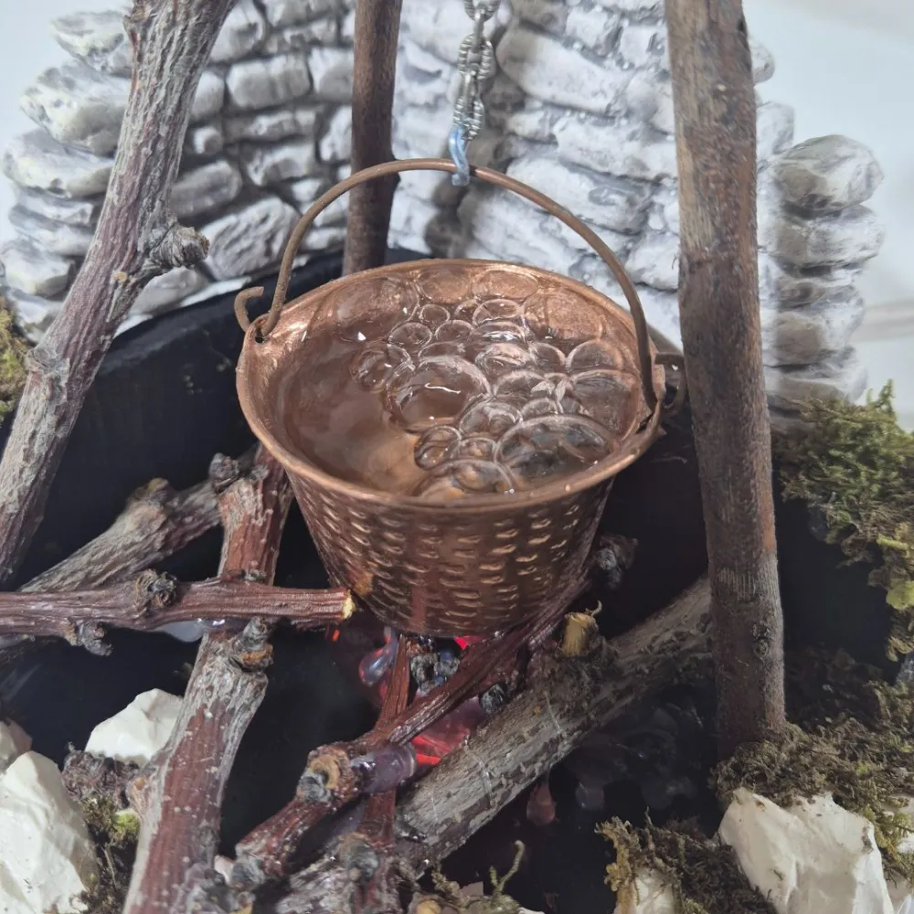 Boiling-effect cauldron for 20–30 cm Nativity figures