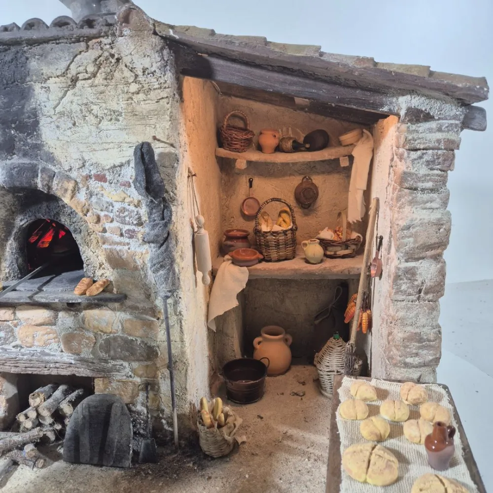 Animated "Lux" Traditional Baker with Real Smoke Effect - 30 cm