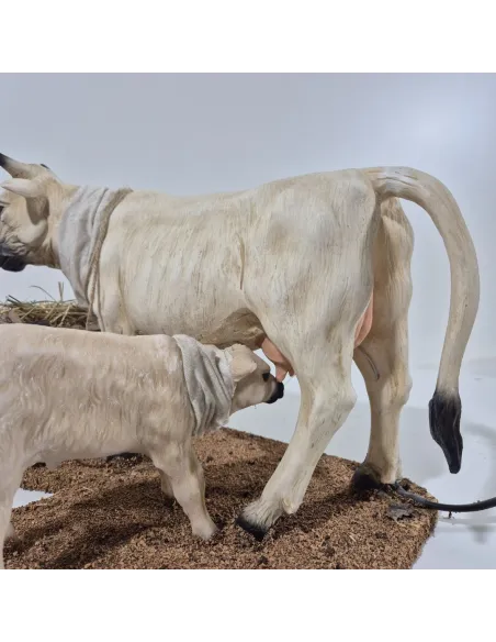 Mucca bianca con vitello in movimento per statue da 30 cm