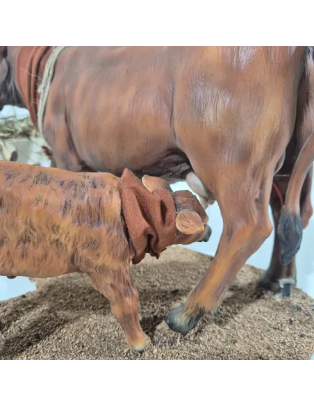 Mucca marrone con vitello in movimento per statue da 30 cm