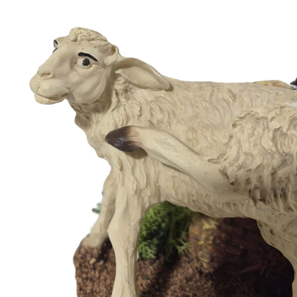 Pecora che si gratta l'orecchio in movimento per statue da 30 cm