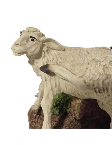 Pecora che si gratta l'orecchio in movimento per statue da 30 cm