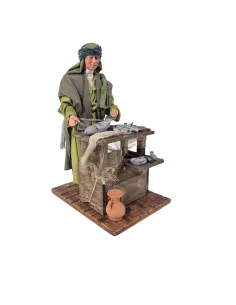 Pescivendolo palestinese pulisce pesce in movimento 30 cm