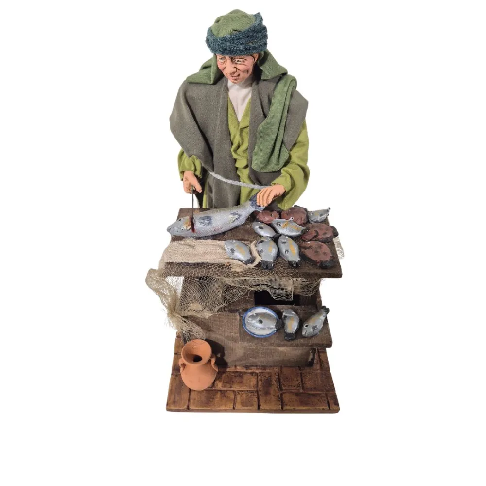 Pescivendolo palestinese pulisce pesce in movimento 30 cm