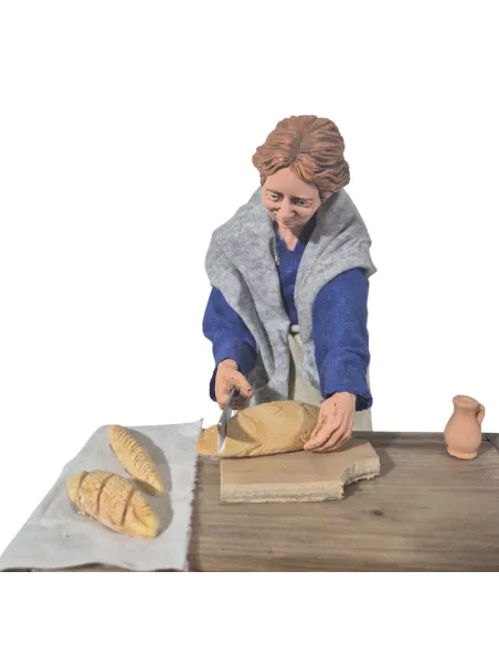 Donna che affetta il pane popolare in movimento 30 cm