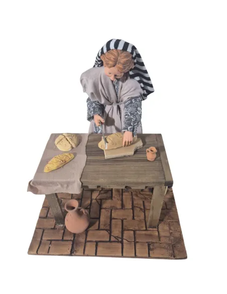 Donna che affetta il pane palestinese in movimento 30 cm