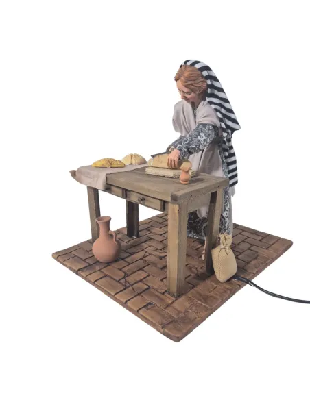 Donna che affetta il pane palestinese in movimento 30 cm