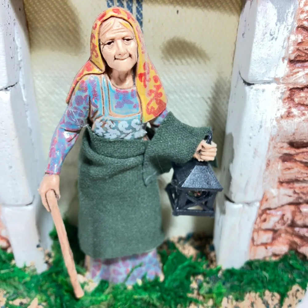 Animated 10 cm Landi Elderly Woman with Lantern