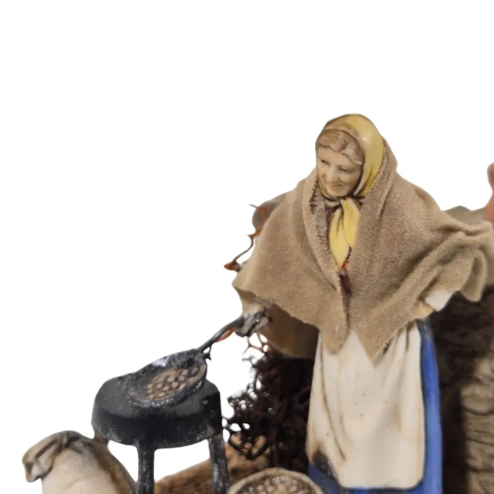 Animated 8 cm Landi Woman Roasting Chestnuts