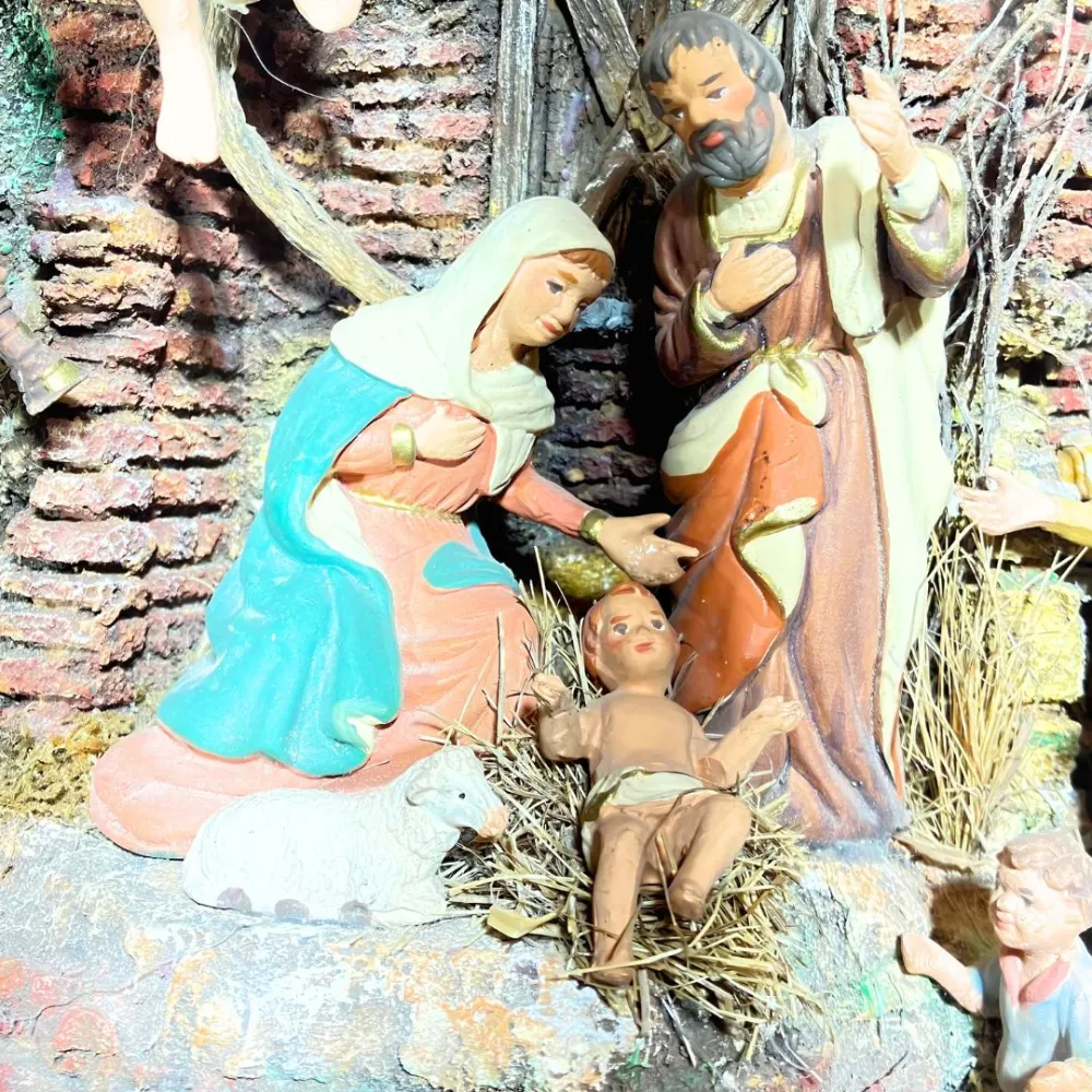 Wall-Hanging Nativity Scene with Oval Frame and 12 cm Figures