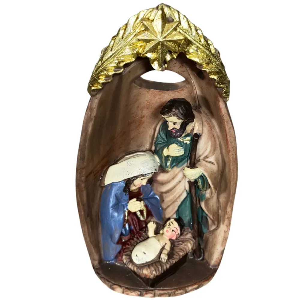 Resin Nativity Scene in Hut – 9 cm