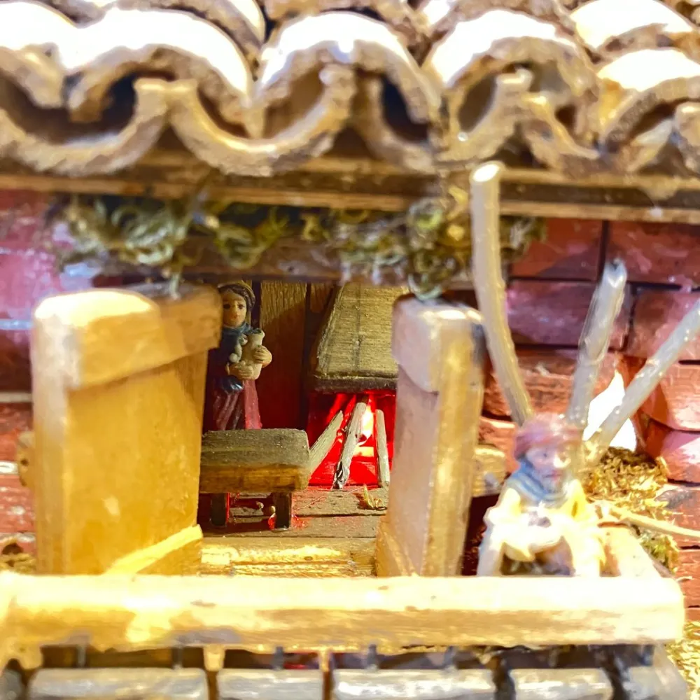 Presepe popolare in legno e gesso con luce e fuoco con statue da 3,5 cm
