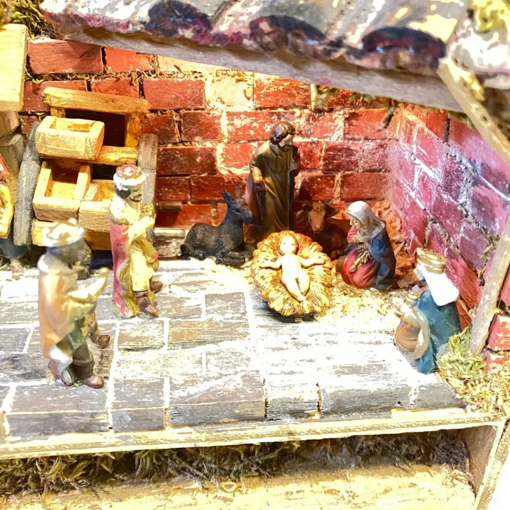 Presepe popolare in legno e gesso con luce e fuoco con statue da 3,5 cm