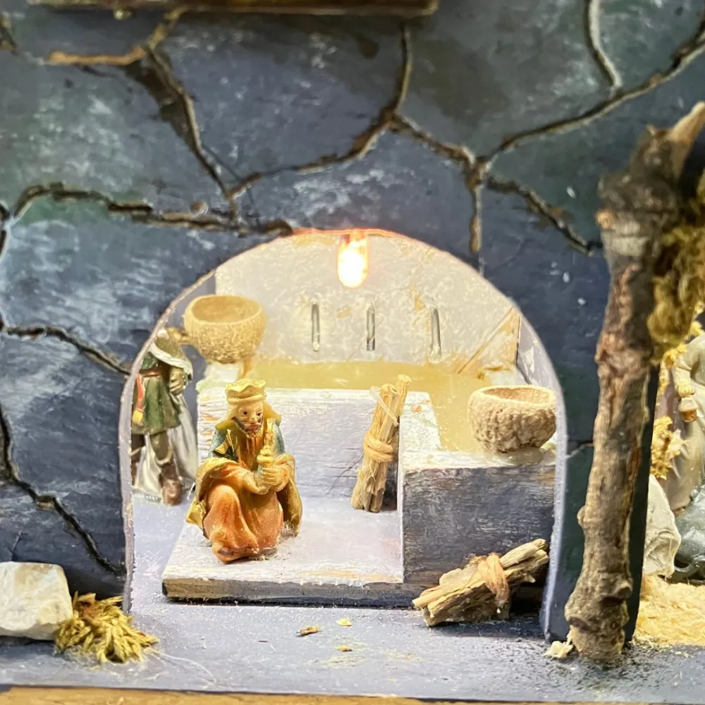 Nativity Scene in Wooden Wine Crate with Lights, Fire Effect and 3,5 cm Nativity Figures