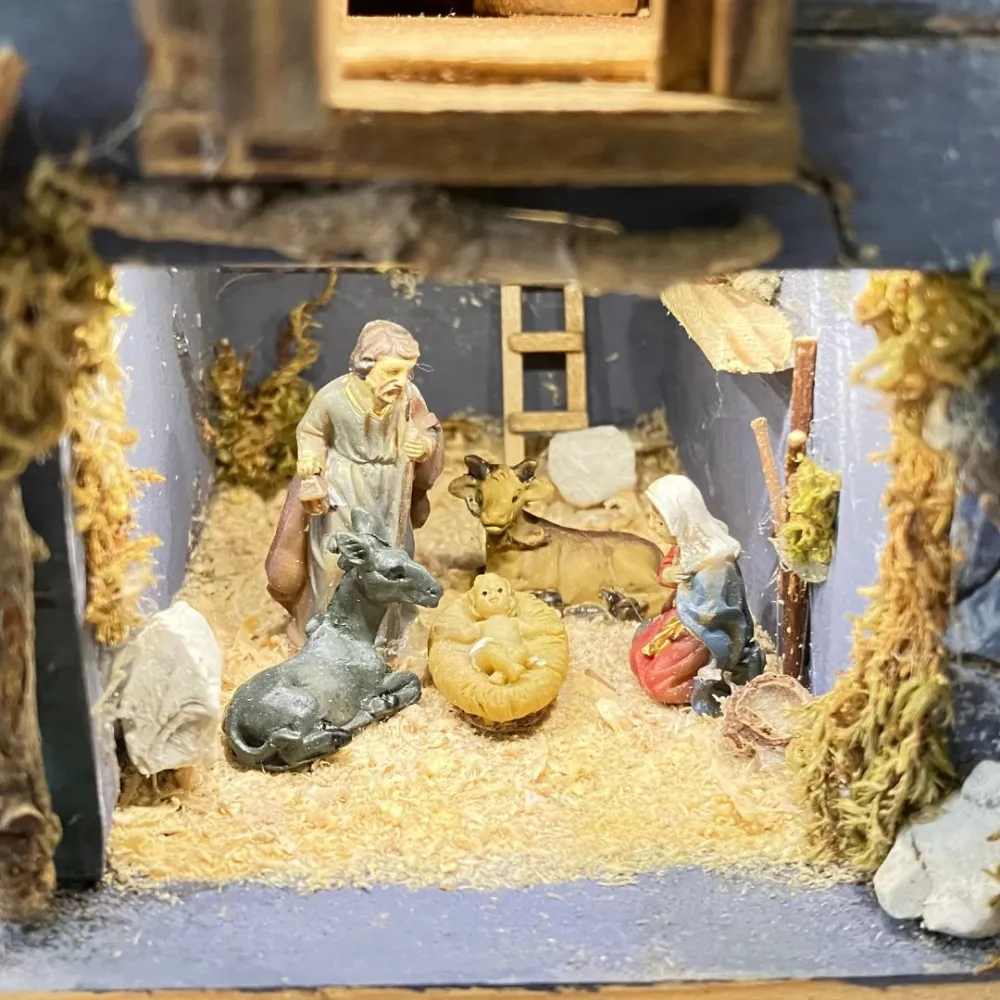 Nativity Scene in Wooden Wine Crate with Lights, Fire Effect and 3,5 cm Nativity Figures