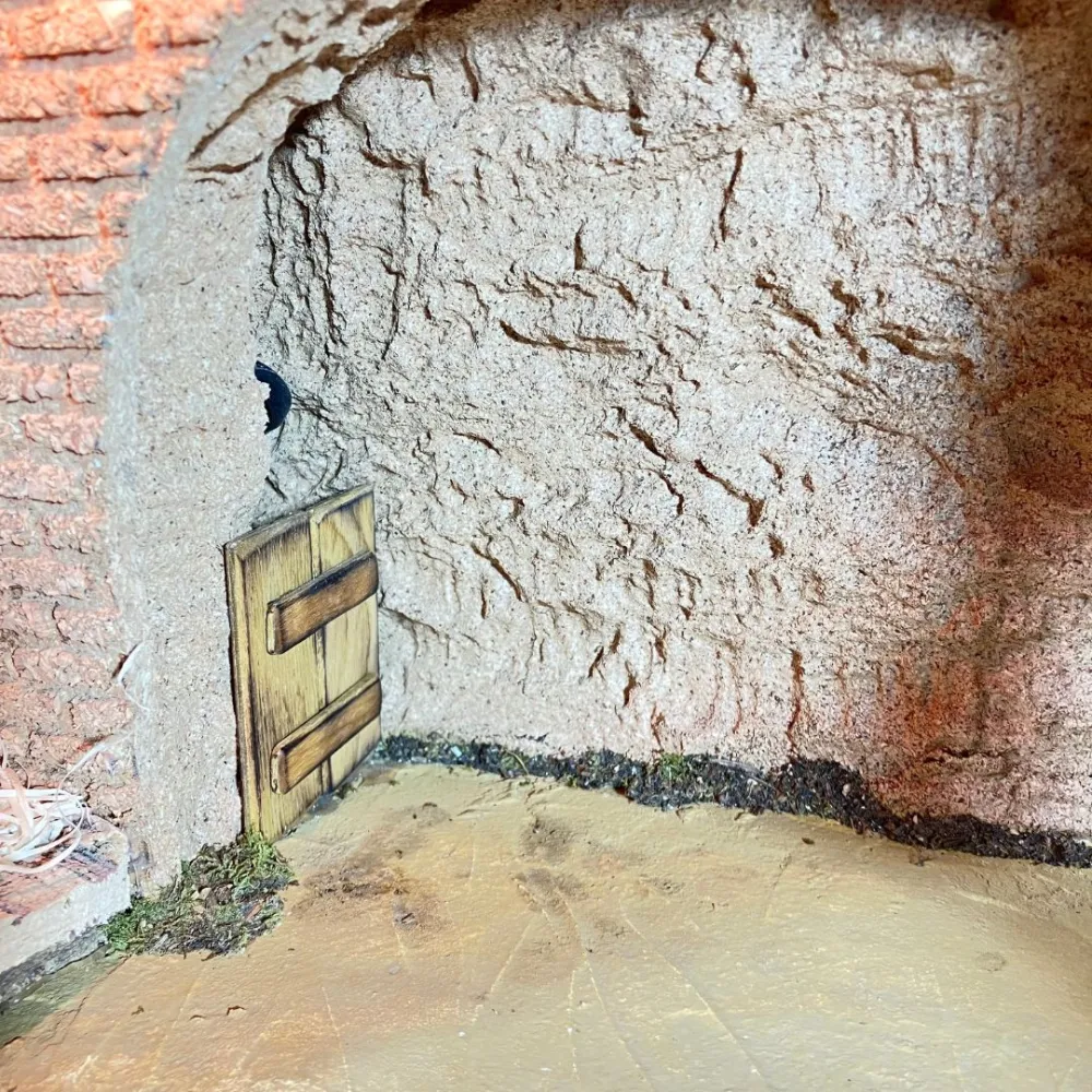Cork and Wooden Setting with 220 V Light for 10–12 cm Nativity Figures