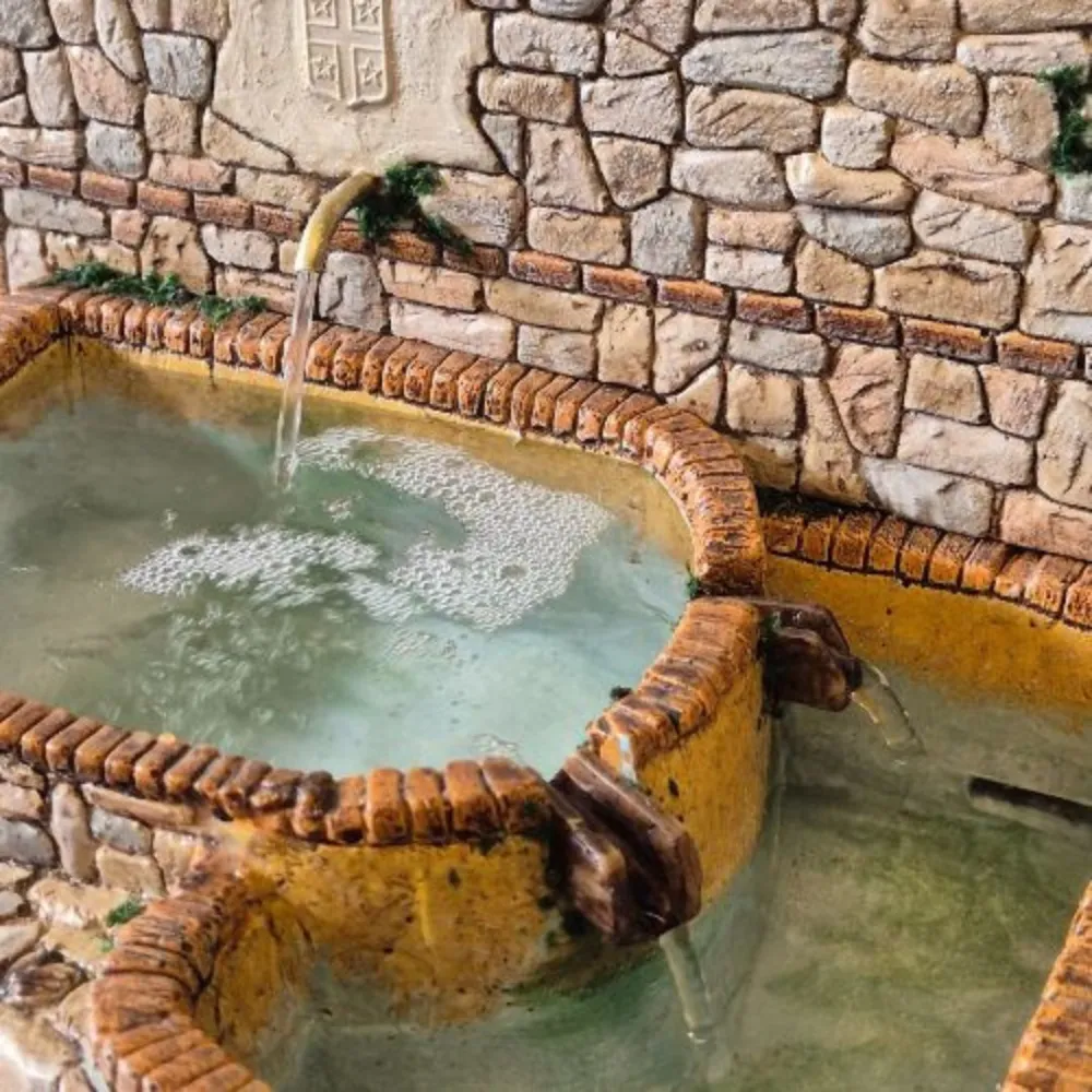 Double-basin resin fountain for 12–15 cm Nativity figures