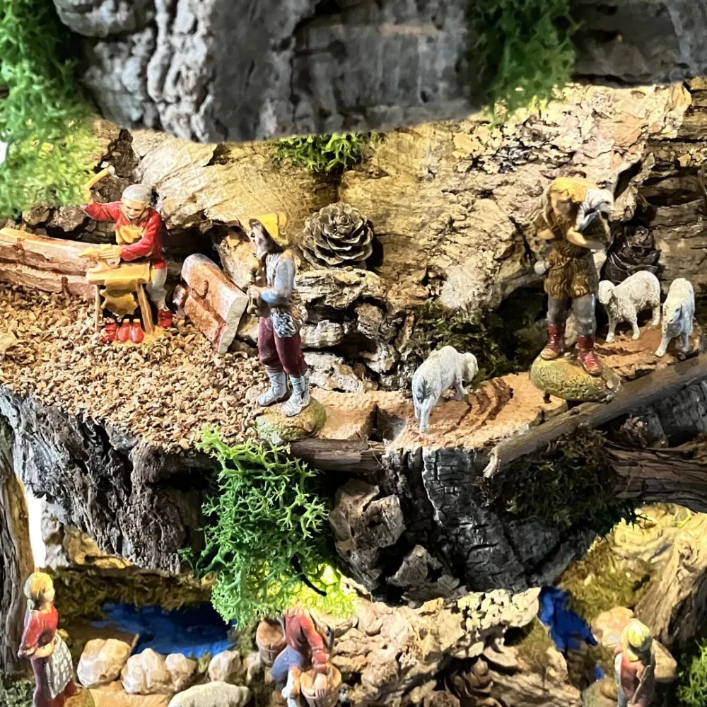 Wall-Hanging Nativity Scene on Cork Bark with Battery-Operated Lights and 6 cm Nativity Figures