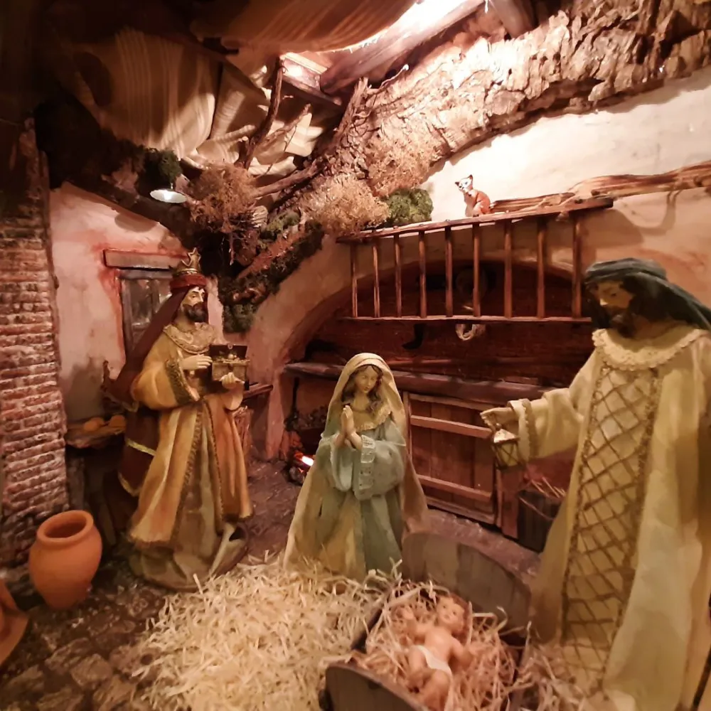Traditional Nativity Scene in Cork and Wood with 220 V Lights and 30 cm Nativity Figures