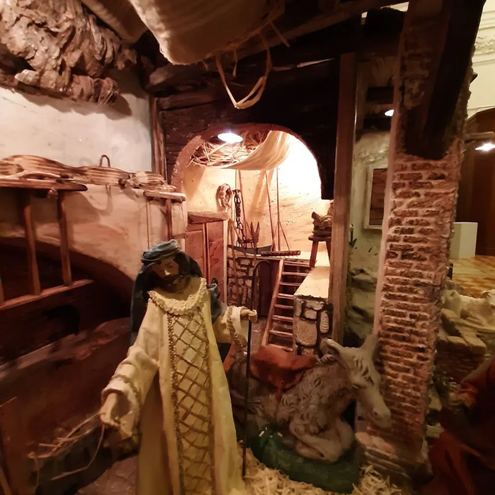 Traditional Nativity Scene in Cork and Wood with 220 V Lights and 30 cm Nativity Figures