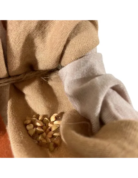 Donna palestinese che ciba le galline 30 cm