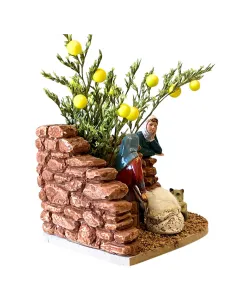 Vecchia Landi che fila mentre una donna la osserva 10 cm 2