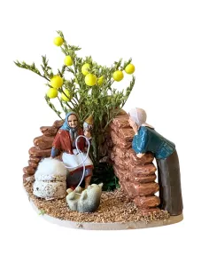 Vecchia Landi che fila mentre una donna la osserva 10 cm