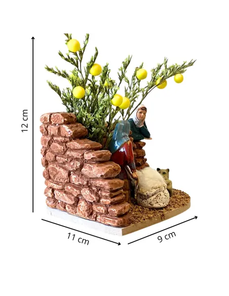 Vecchia Landi che fila mentre una donna la osserva 10 cm