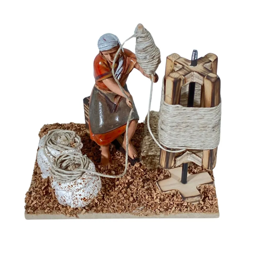 Landi Man Spinning Wool with Yarn Swift, 10 cm