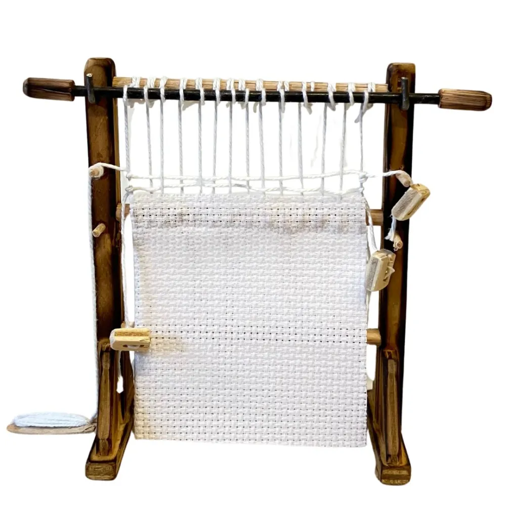 Vertical wooden loom for 10 cm nativity figures