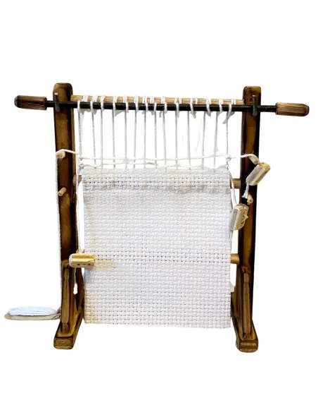 Vertical wooden loom for 10 cm nativity figures