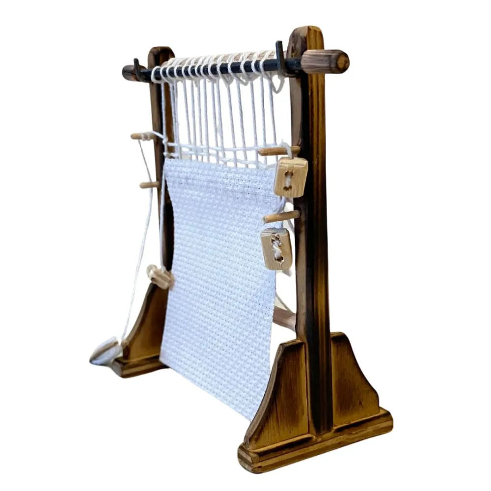 Vertical wooden loom for 10 cm nativity figures