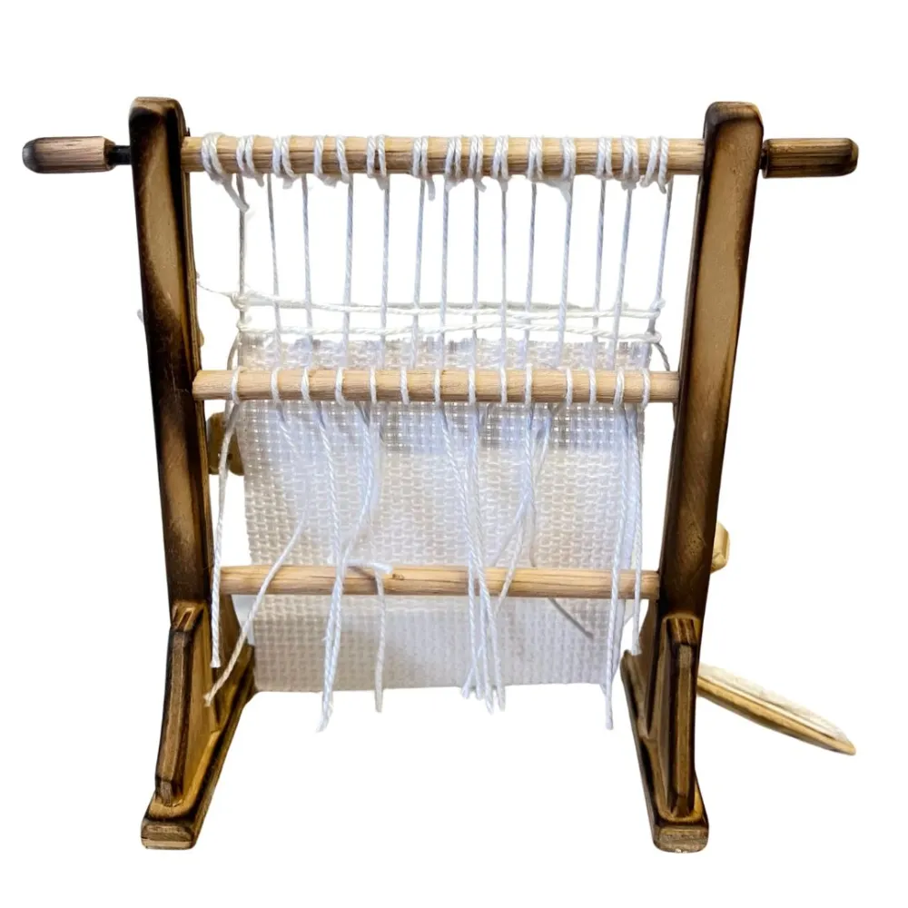 Vertical wooden loom for 10 cm nativity figures