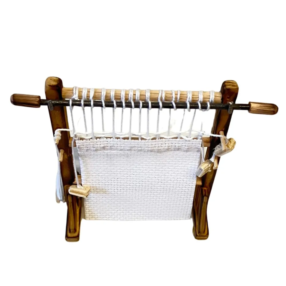 Vertical wooden loom for 10 cm nativity figures