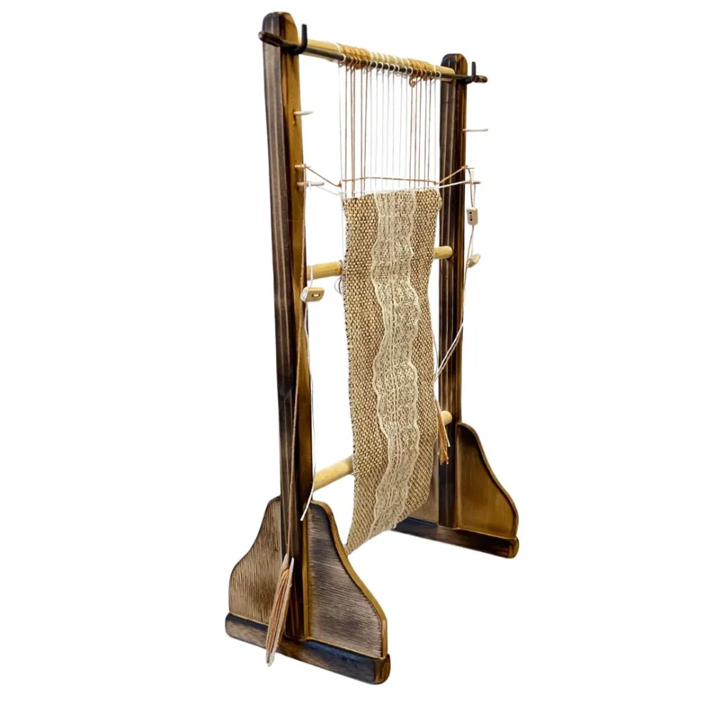 Vertical wooden loom for 15 cm nativity figures