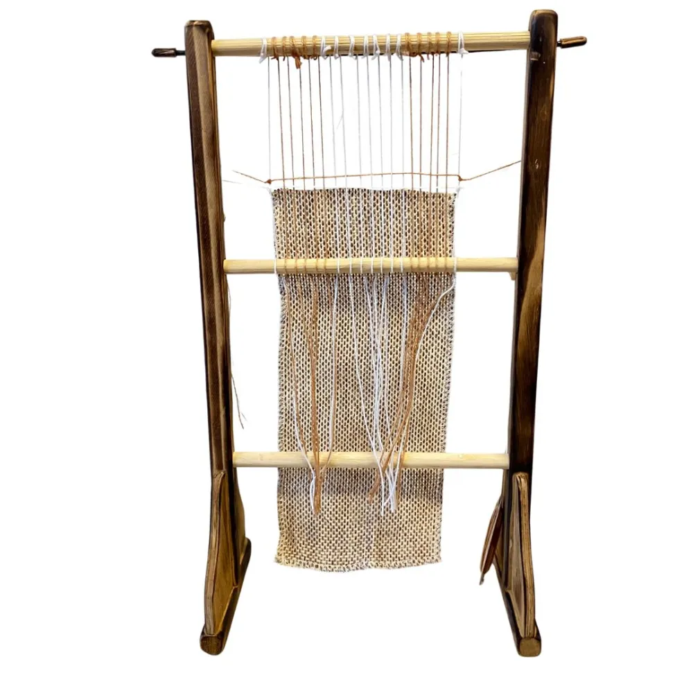 Vertical wooden loom for 15 cm nativity figures