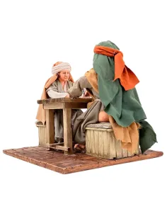 Scena con due uomini che giocano a carte in movimento 30 cm 2