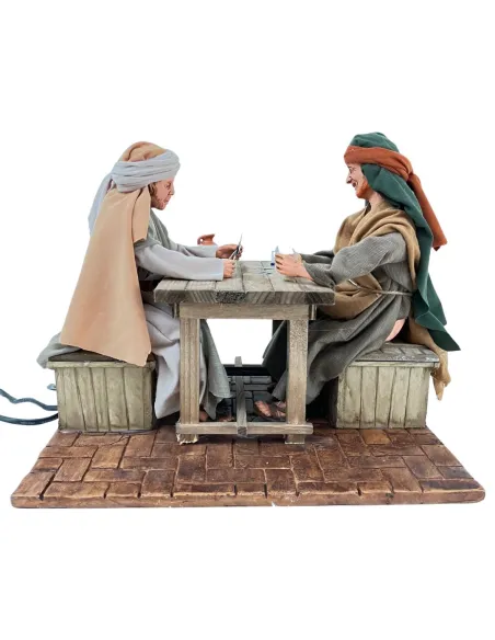 Scena con due uomini che giocano a carte in movimento 30 cm