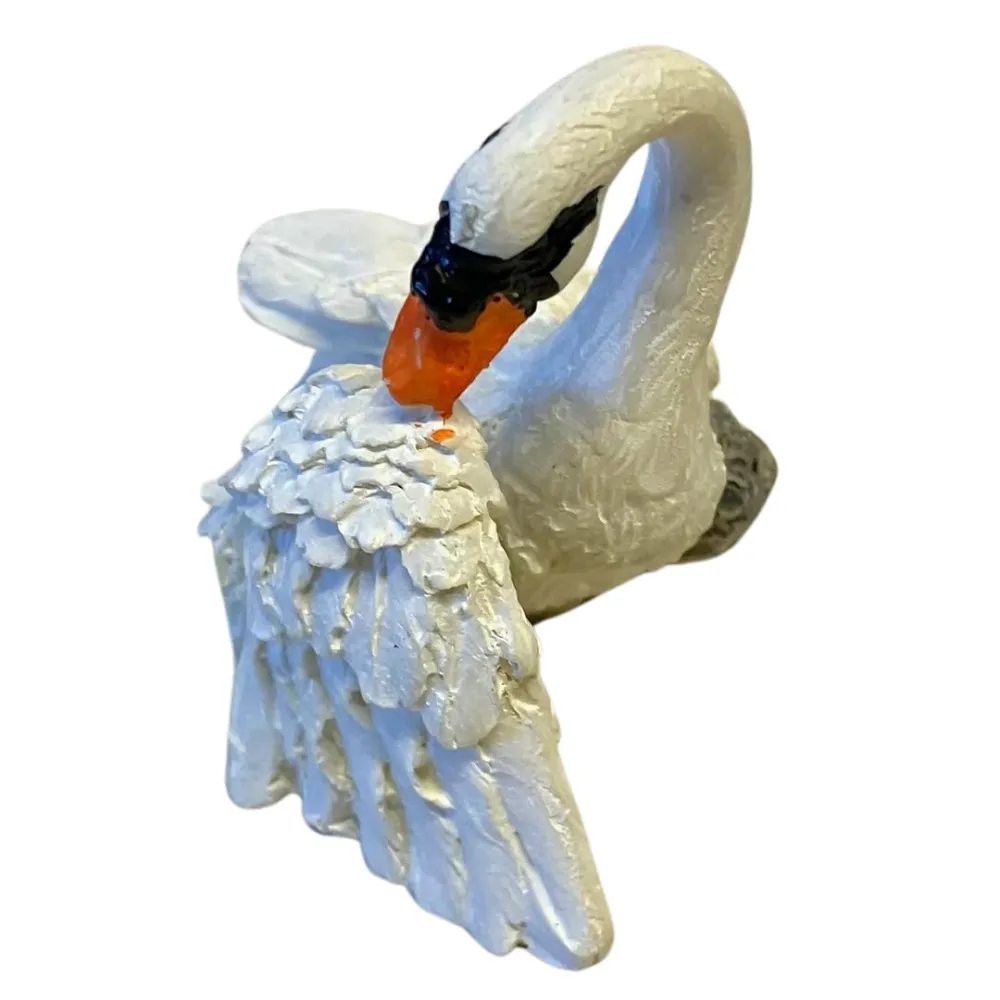 Resin Swan Grooming Its Wing for 20 cm Nativity Figures