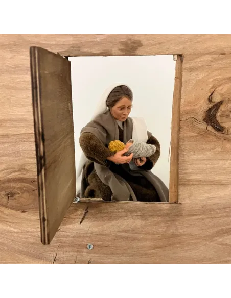 Donna che culla bambino in movimento 30 cm