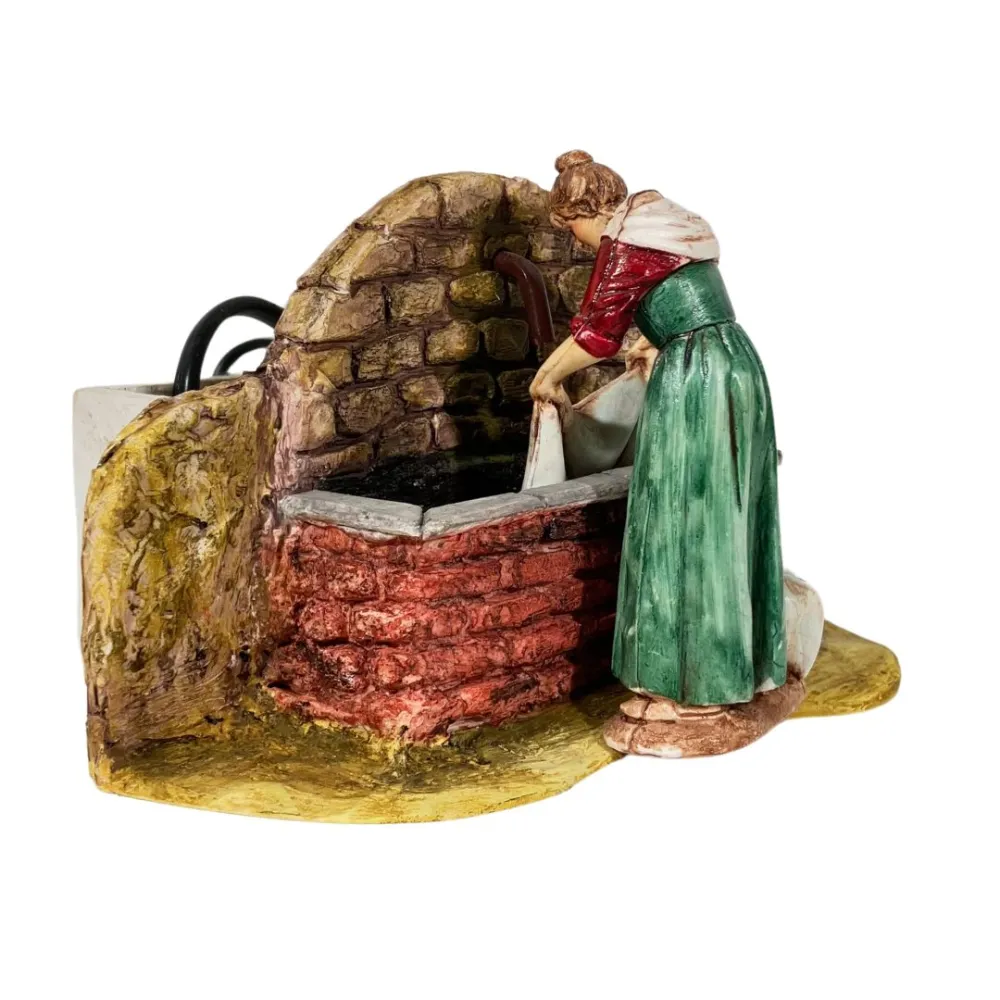 Landi Washerwoman at the Fountain with Running Water, 10 cm