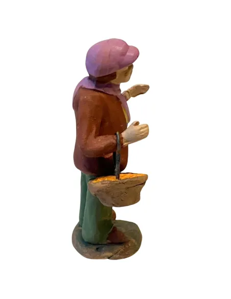 Ragazzo con cestino di carote in terracotta 7 cm