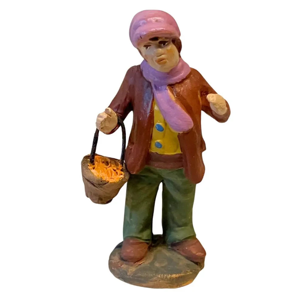 Ragazzo con cestino di carote in terracotta 7 cm
