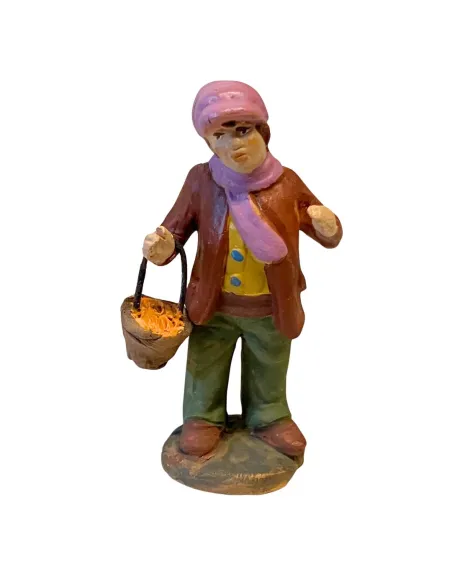 Ragazzo con cestino di carote in terracotta 7 cm
