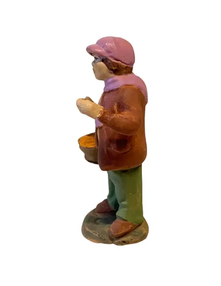 Ragazzo con cestino di carote in terracotta 7 cm