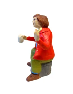 Uomo seduto con bicchiere in terracotta per statue da 10 cm 2