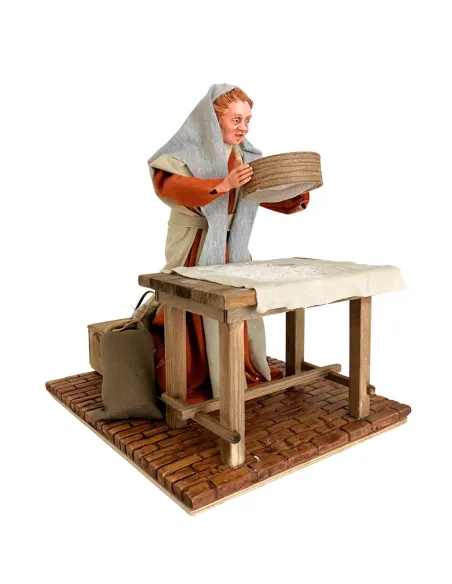 Donna che setaccia la farina palestinese 30 cm in movimento