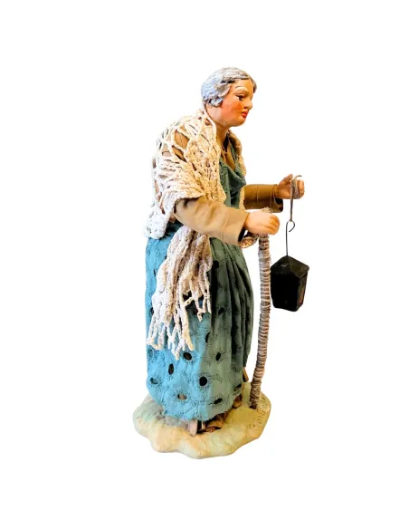 Vecchia con bastone e lanterna in terracotta 25 cm